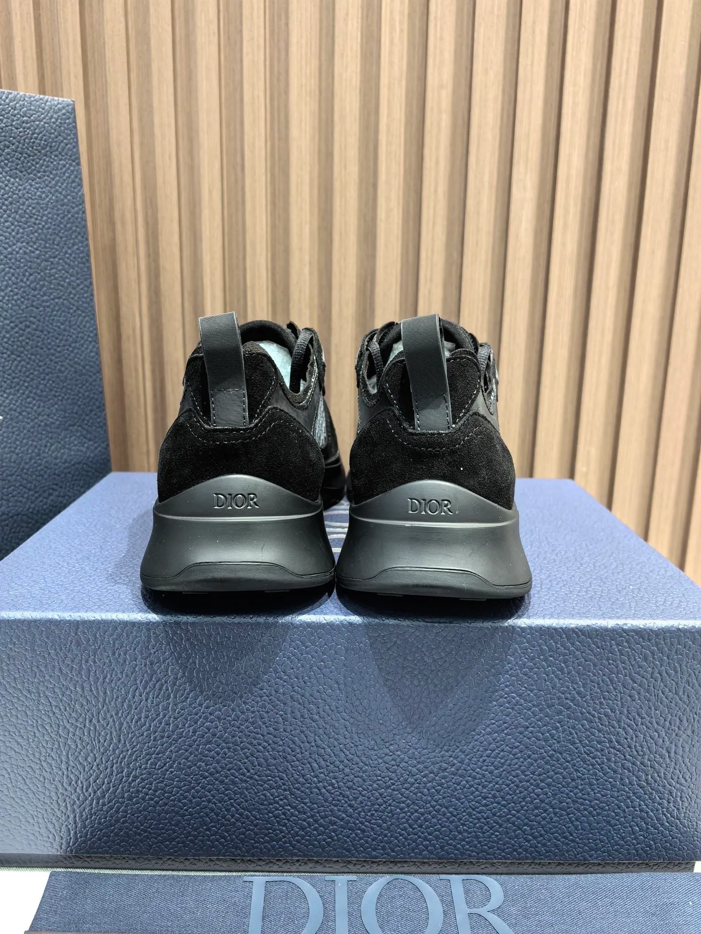 Factory price: 440💰 🔍Top purchasing agent🇮🇹 Dior's super-popular sports shoes, popular for street men, are synchronized with the new product counters. The uppers are made of Italian original imported cowhide and matched with D's customized fabrics. It is a must-have for fashionistas. The complex craftsmanship is perfectly reproduced. Imported soft cowhide foot pads, soles: original soles specially provided by the original factory, exclusive movable molded soles are super comfortable, original factory follow-up goods, 🔍🔍high quality, you can enter and exit the counter at will, welcome to compare, code number 38-45 (46 can be customized and cannot be returned or exchanged)